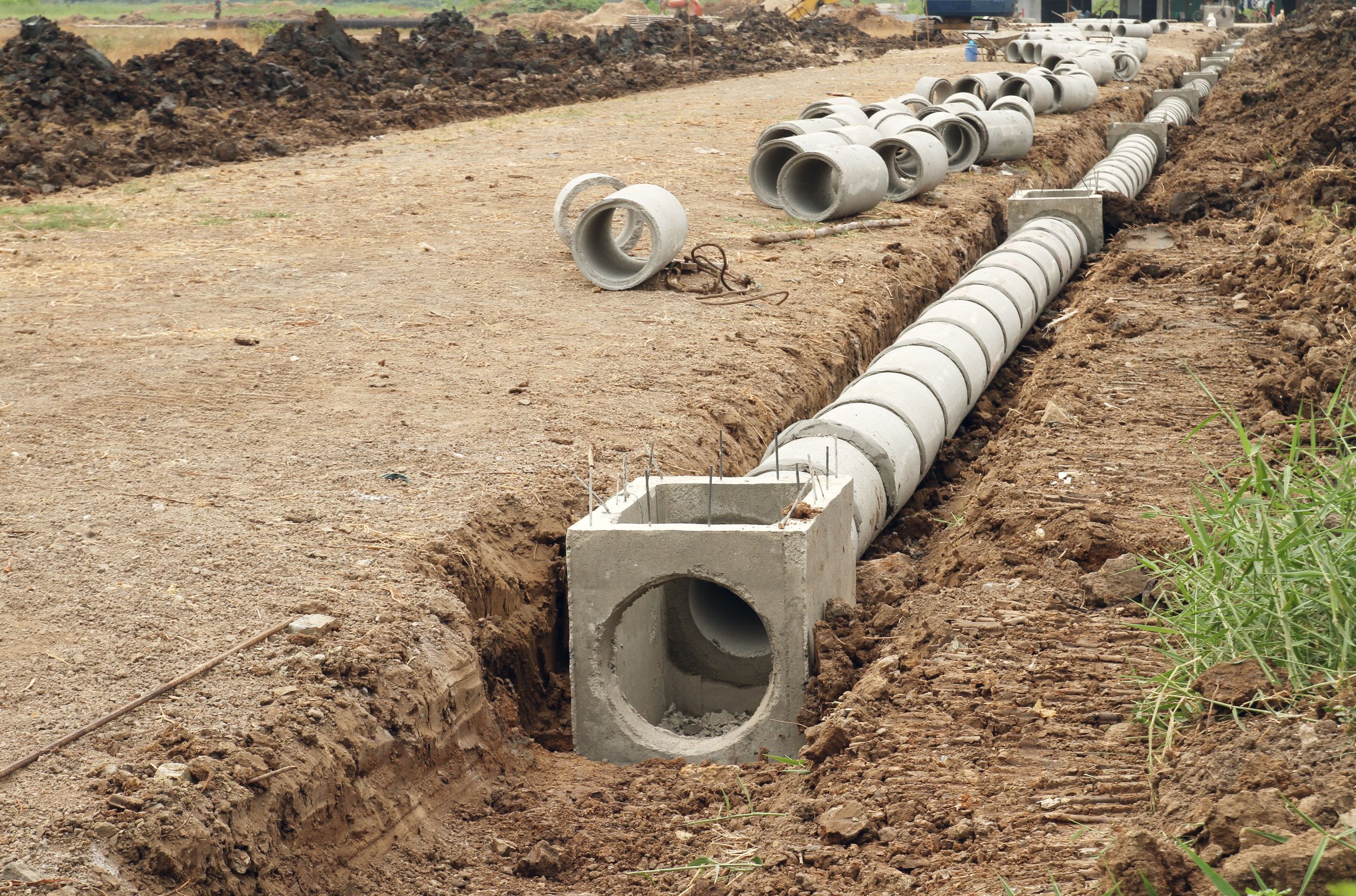 12155533_l-concrete-drainage-tank-on-construction-site